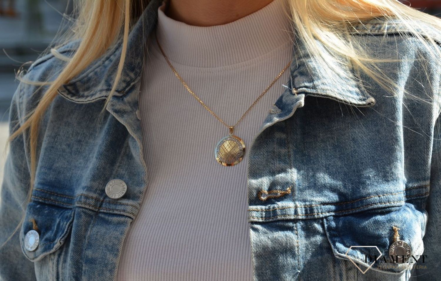 Złoty wisiorek ażurowy ze wzorem drogi greckiej. Połączenie białego i żółtego złota sprawia, że całość wygląda niezwykle pięknie.12.jpg